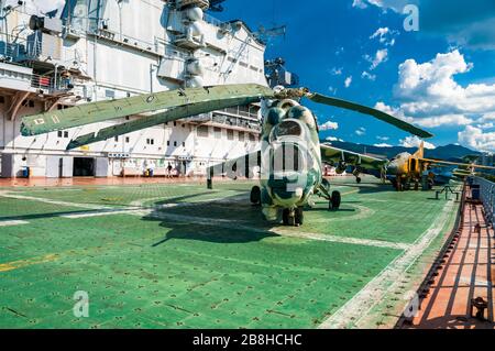 Mil-Kampfhubschrauber Hind auf dem Flugdeck des Flugzeugträgers Minsk in Shenzhen. MiG-23 im Hintergrund. Stockfoto