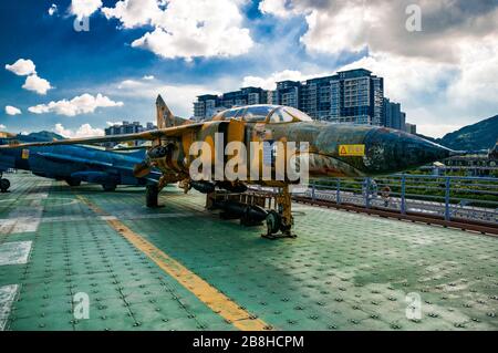 Minsk ist ein alter sowjetischen Flugzeugträger, der als militärischer Freizeitpark in Yantian, Shenzhen, China mit einem ehemaligen ägyptischen MiG-23U-Trainer auf dem Deck im Einsatz ist Stockfoto