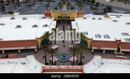 Allgemeine Luftaufnahme der Desert Hills Premium Outlets, Freitag, 20. März 2020, in Cabazon, Kalifornien. Die Verkaufsstellen kündigten am Donnerstag an, dass sie geschlossen werden, um die Verbreitung des neuartigen Coronavirus (COVID-19) zu unterstützen (Foto von IOS/Espa-Images) Stockfoto