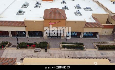 Allgemeine Luftaufnahme der Desert Hills Premium Outlets, Freitag, 20. März 2020, in Cabazon, Kalifornien. Die Verkaufsstellen kündigten am Donnerstag an, dass sie geschlossen werden, um die Verbreitung des neuartigen Coronavirus (COVID-19) zu unterstützen (Foto von IOS/Espa-Images) Stockfoto