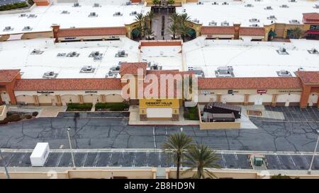 Allgemeine Luftaufnahme der Desert Hills Premium Outlets, Freitag, 20. März 2020, in Cabazon, Kalifornien. Die Verkaufsstellen kündigten am Donnerstag an, dass sie geschlossen werden, um die Verbreitung des neuartigen Coronavirus (COVID-19) zu unterstützen (Foto von IOS/Espa-Images) Stockfoto