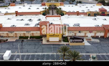 Allgemeine Luftaufnahme der Desert Hills Premium Outlets, Freitag, 20. März 2020, in Cabazon, Kalifornien. Die Verkaufsstellen kündigten am Donnerstag an, dass sie geschlossen werden, um die Verbreitung des neuartigen Coronavirus (COVID-19) zu unterstützen (Foto von IOS/Espa-Images) Stockfoto