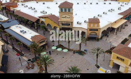 Allgemeine Luftaufnahme der Desert Hills Premium Outlets, Freitag, 20. März 2020, in Cabazon, Kalifornien. Die Verkaufsstellen kündigten am Donnerstag an, dass sie geschlossen werden, um die Verbreitung des neuartigen Coronavirus (COVID-19) zu unterstützen (Foto von IOS/Espa-Images) Stockfoto