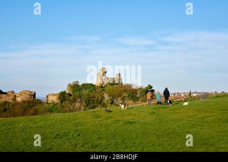 Hastings, East Sussex, Großbritannien. März 2020. Im Hastings Castle nutzen einige Hundewanderer einen sonnigen Frühlingstag, um am ruhigen frühen Morgen der 1. Nationalen Sperre einige erlaubte Übungen zu machen. Quelle: Carolyn Clarke/Alamy Live News Stockfoto