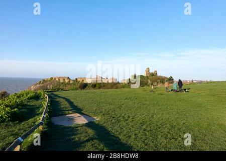 Hastings, East Sussex, Großbritannien. März 2020. Auf Hastings Castle nutzen ein paar Hundewanderer einen hellen, sonnigen Frühlingstag, um sich in den ruhigen frühen Morgenstunden sportlich zu betätigen. Stockfoto