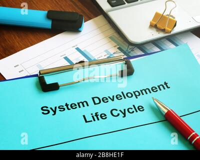 Systementwicklungszyklus SDLC-Dokumente und Zwischenablage. Stockfoto