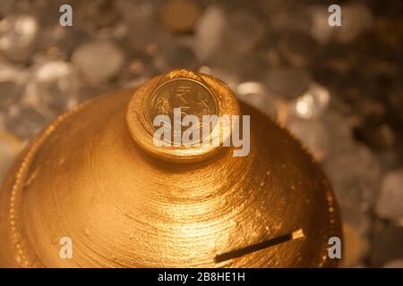 Gulak ist der traditionelle Name eines Münzbehälters oder indischen Sparschwein, in der Regel von Kindern im ländlichen Indien verwendet, Münze Stockfoto