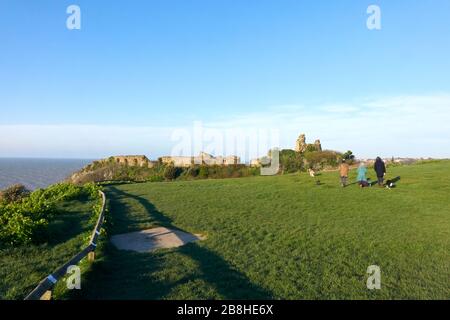 Hastings, East Sussex, Großbritannien. März 2020. Im Hastings Castle nutzen einige Hundewanderer einen hellen, sonnigen Frühlingstag, um am ruhigen frühen Morgen der 1. Nationalen Sperre 2020 einige erlaubte Übungen zu machen. Stockfoto