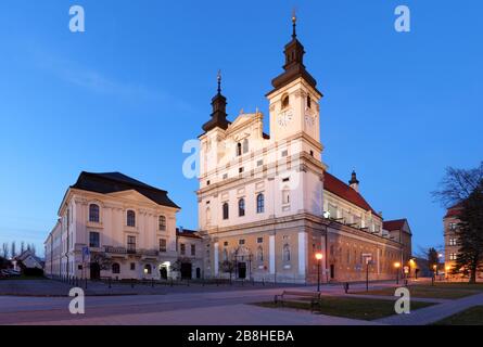 Trnava - die Kathedrale Sankt Johannes der Täufer in der Abenddämmerung, Slowakei Stockfoto