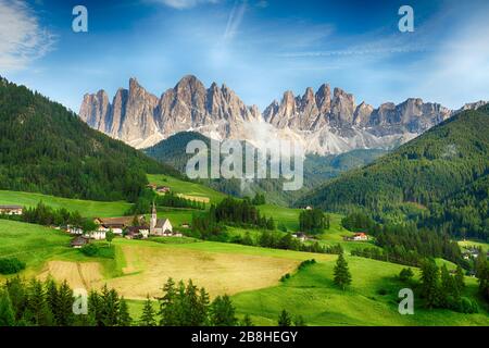 Blick auf die Landschaft von Santa Maddalena im Nationalpark Puez odle oder Geisler Summit. In Den Bergen, In Südtirol. Lage Bolzano, Italien, Europa. Stockfoto