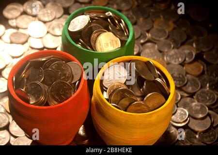 Gulak ist der traditionelle Name eines Münzbehälters oder indischen Sparschwein, in der Regel von Kindern im ländlichen Indien verwendet, Münze Stockfoto
