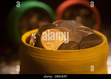 Gulak ist der traditionelle Name eines Münzbehälters oder indischen Sparschwein, in der Regel von Kindern im ländlichen Indien verwendet, Münze Stockfoto