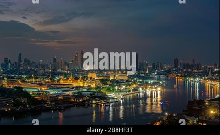 Die Hauptstadt des großen Palasts von Thailand mit dem Chao-Phraya-Fluss, der die Insel Rattanakosin umgibt Stockfoto