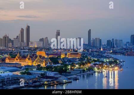 Die Hauptstadt des großen Palasts von Thailand mit dem Chao-Phraya-Fluss, der die Insel Rattanakosin umgibt Stockfoto