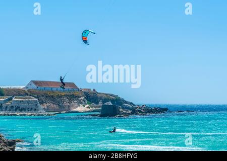 Kitesurfen an der Playa de los Lances, Tarifa, Cádiz, Provinz, Spanien, Europa Stockfoto