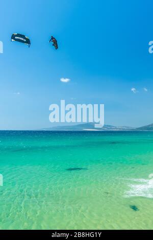 Kitesurfen an der Playa de los Lances, Tarifa, Cádiz, Provinz, Spanien, Europa Stockfoto