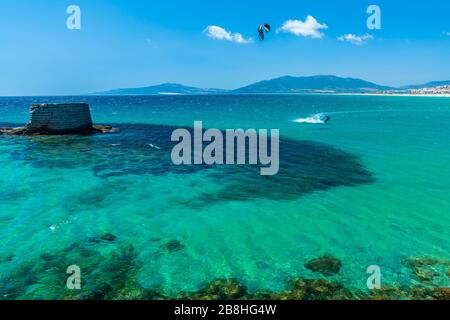 Kitesurfen an der Playa de los Lances, Tarifa, Cádiz, Provinz, Spanien, Europa Stockfoto