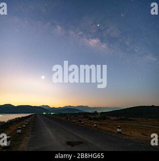 Dämmerung Morgenlicht vor Sonnenaufgang am Reservoir, geradeaus über den Staudamm, die Milchstraße am frühen Morgen Stockfoto