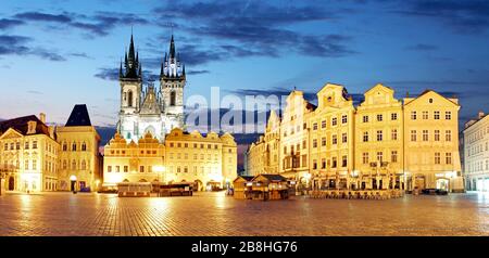 Prague Old Town Square bei Nacht - Panorama Stockfoto