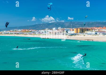 Kitesurfen an der Playa de los Lances, Tarifa, Cádiz, Provinz, Spanien, Europa Stockfoto