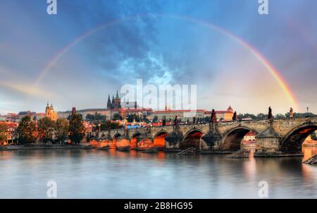 Regenbogen über Prager Burg, Tschechien Stockfoto