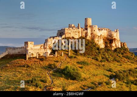 Ruine der Burg Spissky in der Slowakei bei Sonnenaufgang Stockfoto