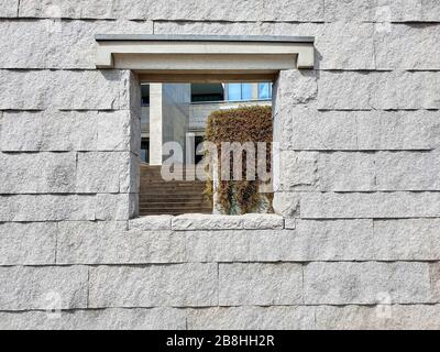 Kleine Fenster in Steinmauer Stockfoto
