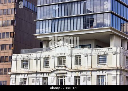 Modernes Bürogebäude oben auf dem alten Gebäude Stockfoto