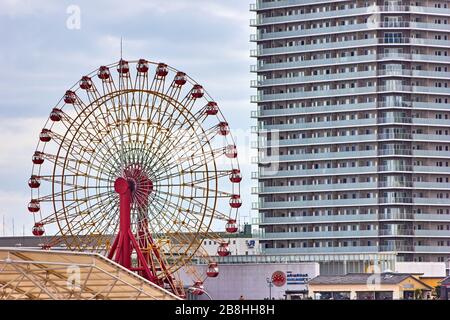 Riesenrad in Hafenstadt Stockfoto