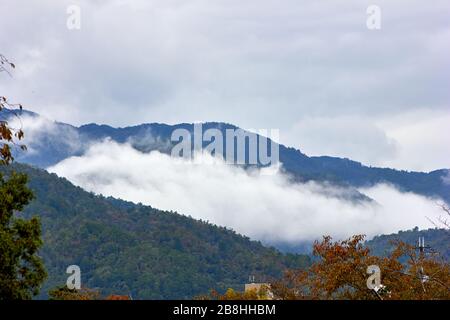Herbst in den Bergen mit Wolken ziemlich tief Stockfoto