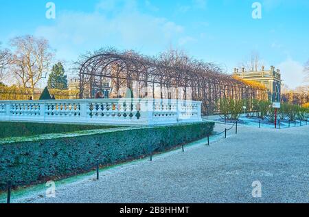 WIEN, ÖSTERREICH - 19. FEBRUAR 2019: Der Milchrasen und die Büsche von Kammergarten des Schlosses Schönbrunn, am 19. Februar in Wien Stockfoto