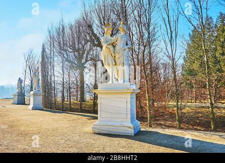 WIEN, ÖSTERREICH - 19. FEBRUAR 2019: Die Gasse entlang der beschnittenen Bäume im Schönbrunn-Garten (Schlosspark) ist mit antiken Statuen verziert, auf Stockfoto