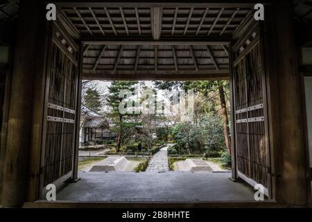 Das Tor von Hōnen-in, einem buddhistischen Tempel in Sakyō-ku, Kyoto, Japan. Stockfoto