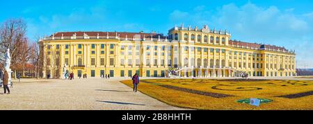 WIEN, ÖSTERREICH - 19. FEBRUAR 2019: Panorama von Schloss Schönbrunn aus dem großen Parterre-Garten, berühmt für seine perfekte Landschaftsgestaltung und erstaunliche Symmetrien Stockfoto