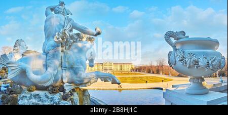 WIEN, ÖSTERREICH - 19. FEBRUAR 2019: Der Blick auf Schloss Schönbrunn und seinen Garten durch die Brunnenstatuen Neptun und Galopppferd im Februar Stockfoto