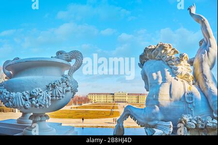 WIEN, ÖSTERREICH - 19. FEBRUAR 2019: Blick auf Schloss Schönbrunn und großen Parterre-Garten hinter den Brunnenstatuen Neptun, galoppierendes Pferd a Stockfoto