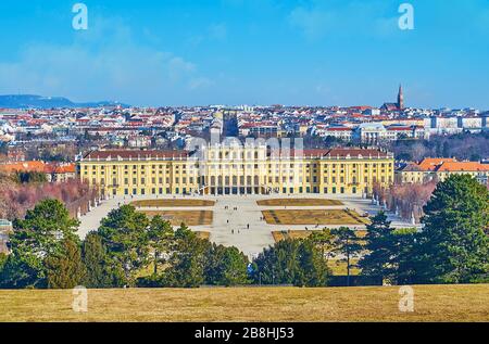 WIEN, ÖSTERREICH - 19. FEBRUAR 2019: Genießen Sie die Skyline von Wien vom Gipfel des Schönbrunn-Hügels mit Blick auf die üppige Grünanlage von Garten und Palast bei Stockfoto