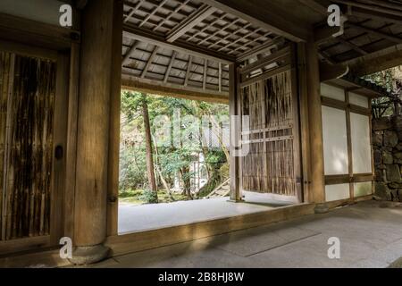 Das Tor von Hōnen-in, einem buddhistischen Tempel in Sakyō-ku, Kyoto, Japan. Stockfoto