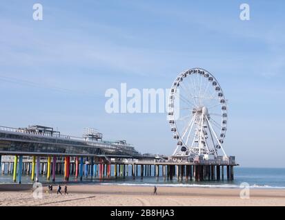 Den Haag, 18. Februar 2019: Scheveningen, Den Haag, Niederlande. Riesenrad und ein Bungeturm an der Anlegestelle von Scheveningen, den Haag. The Neth Stockfoto