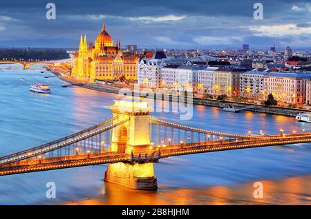 Budapest, Nachtansicht der Kettenbrücke über die Donau und die Stadt Pest Stockfoto