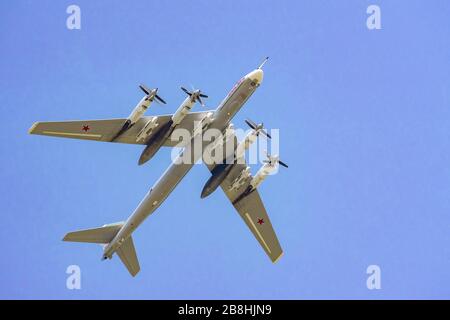 Moskau, Russland - 04. Mai 2018: Russischer strategischer Bomber Tupolev TU-95 während der Paradeprobe am Siegestag Stockfoto