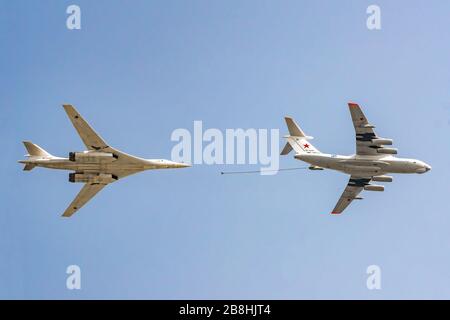 Moskau, Russland - 04. Mai 2018: Russischer strategischer Bomber Tupolev TU-160 und IL - 78 während der Paradeprobe am Siegesfeiertag Stockfoto