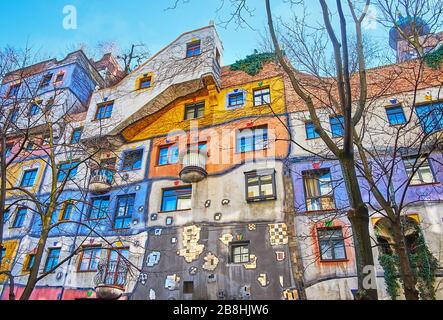 WIEN, ÖSTERREICH - 19. FEBRUAR 2019: Die Fassadenwand des Wohnhauses Hundertwasserhaus - ungewöhnliches Architekturprojekt, berühmt für seine bunte Dekoration Stockfoto