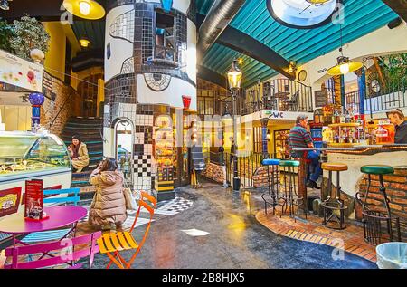 WIEN, ÖSTERREICH - 19. FEBRUAR 2019: Inneneinrichtung Hundertwasser Village - überdachter Markt, mit Lounge-Bar inmitten der Stände und Handwerkerwerkstätten, Stockfoto