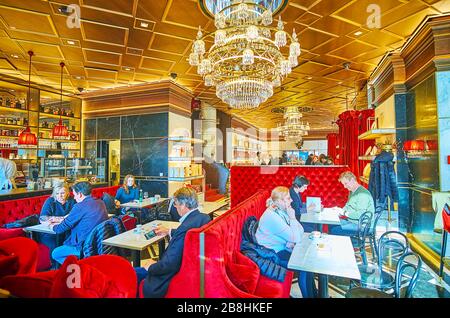 WIEN, ÖSTERREICH - 19. FEBRUAR 2019: Berühmtes Wiener Sacher-Café ist immer voll, Einheimische und Touristen genießen Wiener Melange mit traditionellen Desserts Stockfoto