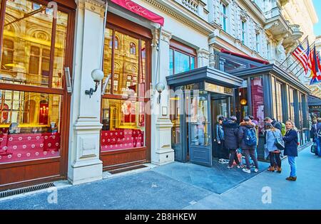 WIEN, ÖSTERREICH - 19. FEBRUAR 2019: Am Eingang zum Classic Gebäude des Cafe Sacher stehen am 19. Februar in Wien Menschen in der Warteschlange Stockfoto