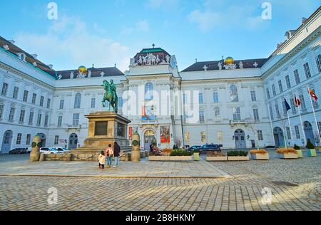 WIEN, ÖSTERREICH - 19. FEBRUAR 2019: Das architektonische Ensemble des Josefinsplatzes mit bronzem Reiterstandbild von Kaiser Joseph II. Und Gebäude Stockfoto