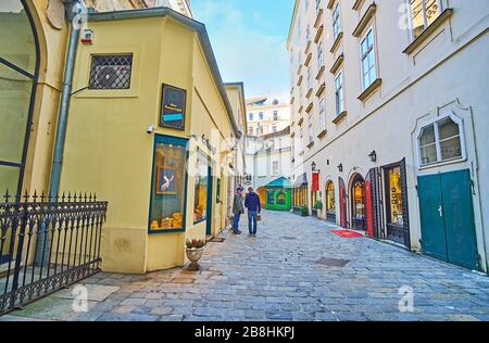 WIEN, ÖSTERREICH - 19. FEBRUAR 2019: Die enge und ruhige Straße Habsburgergasse mit Vintage-Geschäften und winzigen Gassen, am 19. Februar in Wien Stockfoto