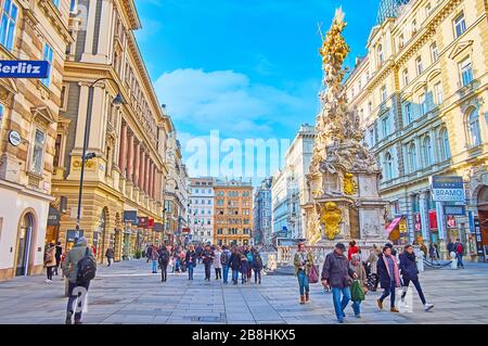 WIEN, ÖSTERREICH - 19. FEBRUAR 2019: Architektonisches Ensemble der Grabenstraße mit zahlreichen historischen Bauten und Dreifaltigkeits- oder Pestsäule inmitten von Pedes Stockfoto