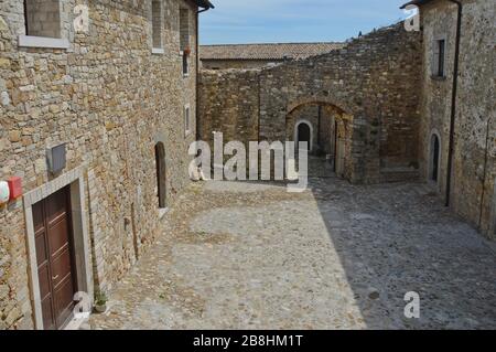 Bild des Innenhofes der mittelalterlichen Burg Bisaccia, Italien Stockfoto